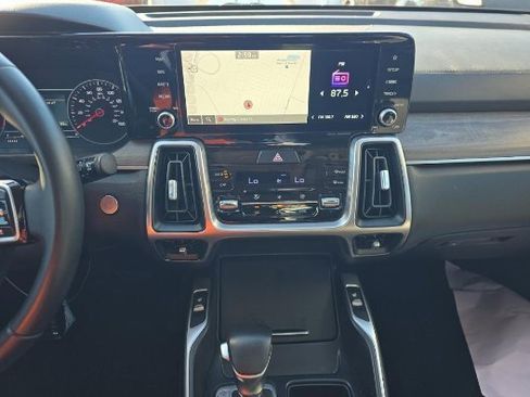 Used 2022 Kia Sorento EX w/ Panoramic Sunroof Package image 9