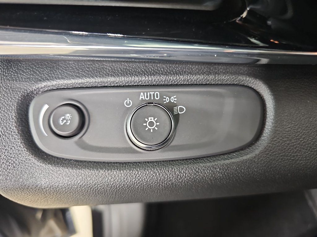 Used 2024 Buick Envista Sport Touring w/ Convenience I Package FWD image 32