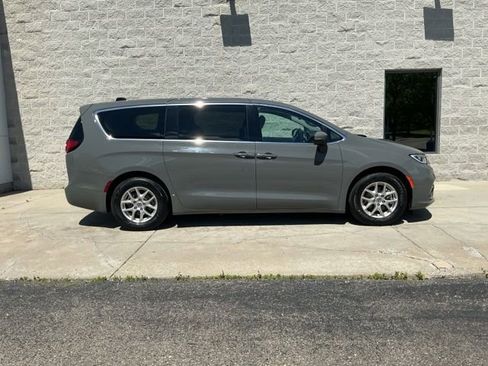 Used 2023 Chrysler Pacifica Touring-L FWD image 10