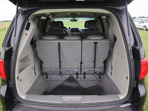 Used 2010 Volkswagen Routan SE FWD image 14