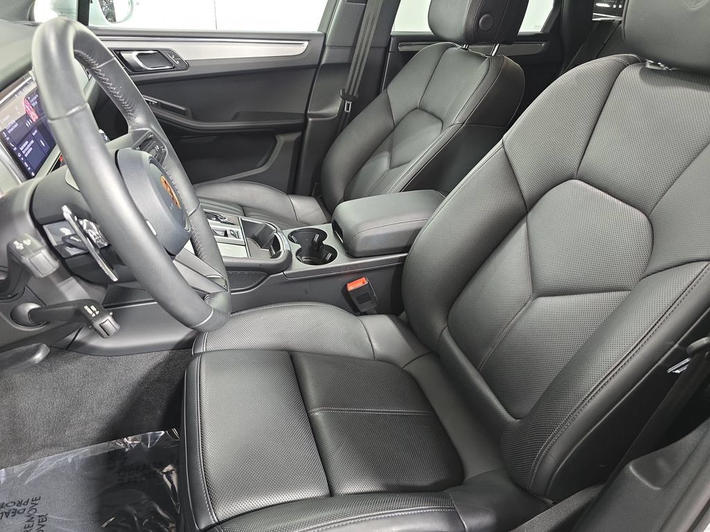 Certified 2026 Porsche Macan AWD/4WD image 5