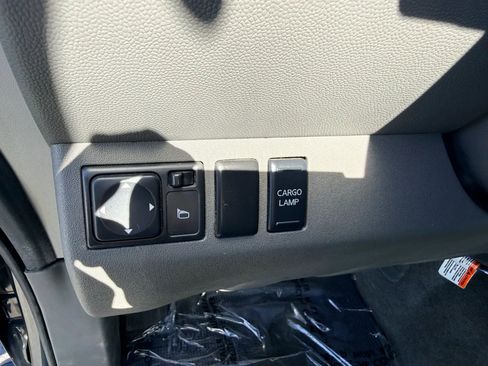 Used 2010 Nissan Frontier SE AWD/4WD image 12