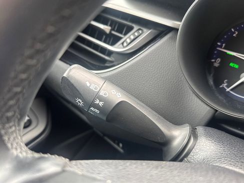 Used 2018 Toyota C-HR XLE FWD image 16