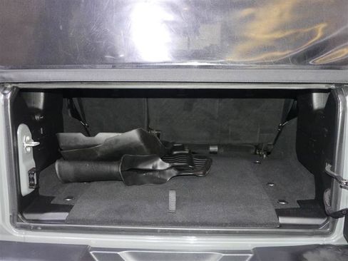 Used 2018 Jeep Wrangler Unlimited Sahara image 9