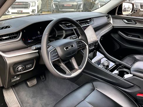 Used 2023 Jeep Grand Cherokee L Limited w/ Black Appearance Package AWD/4WD image 18