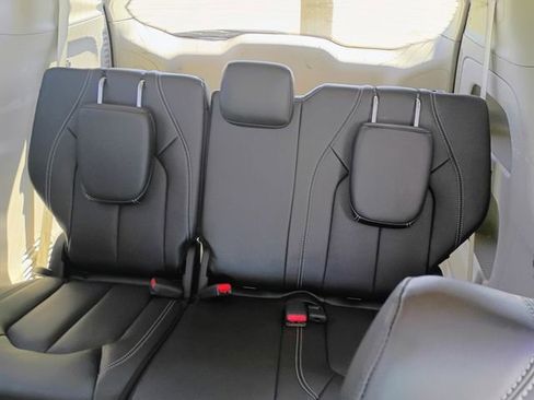 Used 2023 Chrysler Pacifica Touring-L image 22