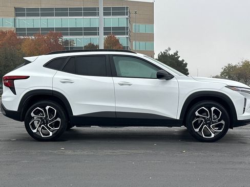 Used 2025 Chevrolet Trax RS w/ Driver Confidence Package image 3