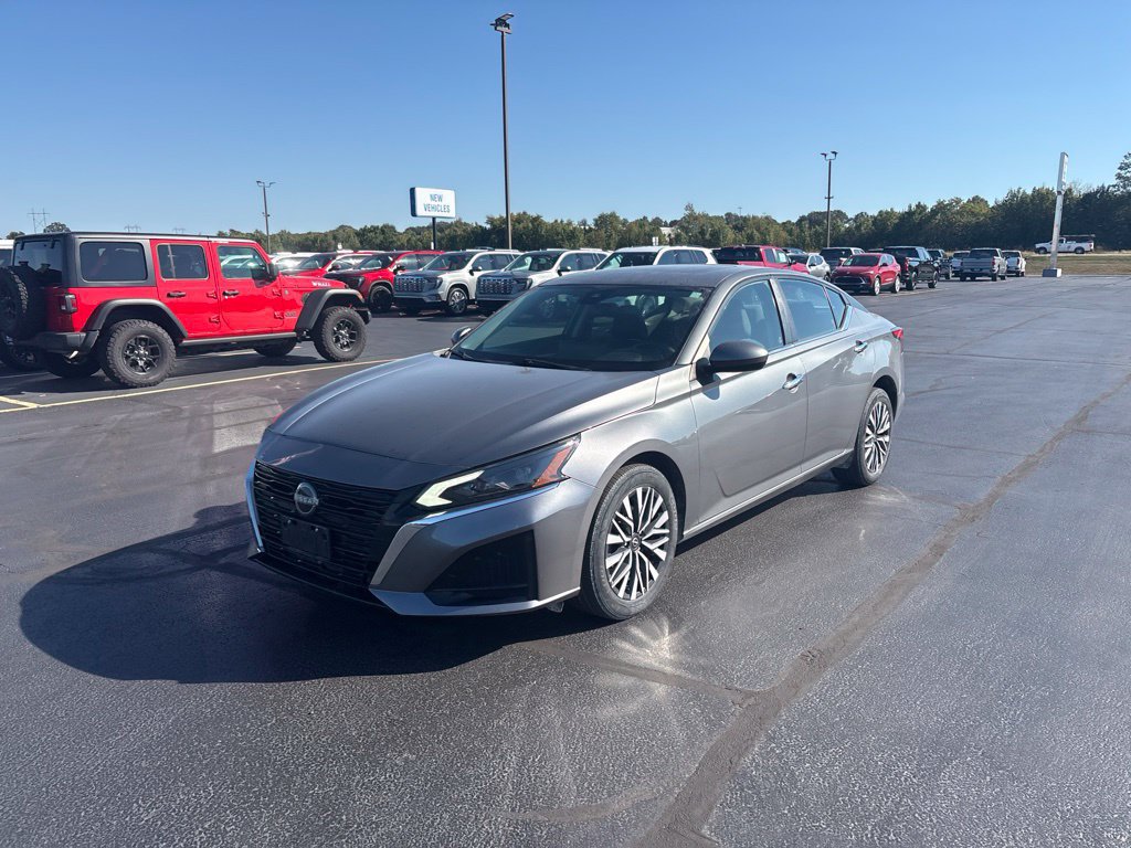 Used 2023 Nissan Altima 2.5 SV w/ SV Premium Package AWD/4WD image 6