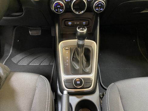 Used 2025 Hyundai Venue SEL FWD image 40