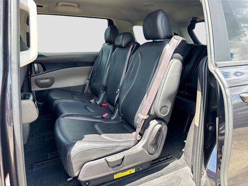 Used 2025 Kia Carnival FWD image 24