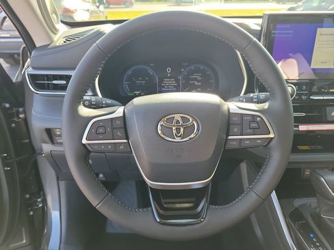New 2025 Toyota Highlander Platinum image 31