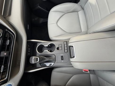 Used 2021 Toyota Highlander XLE image 25