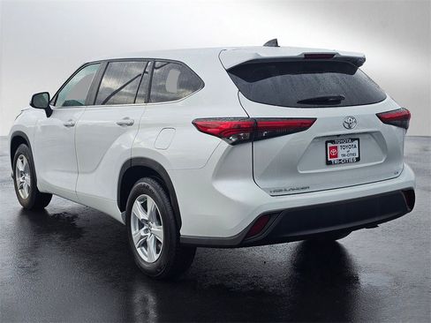 Used 2023 Toyota Highlander LE image 3