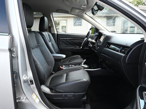 Used 2018 Mitsubishi Outlander SEL AWD/4WD image 33