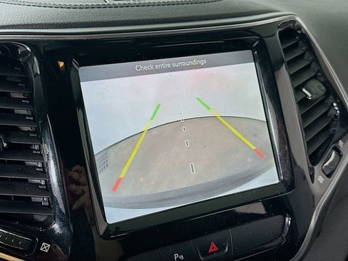 Used 2019 Jeep Cherokee Limited FWD image 10