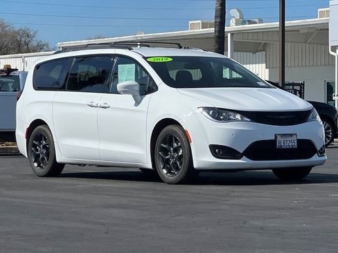 Used 2019 Chrysler Pacifica Touring-L w/ Advanced Safetytec Group image 2