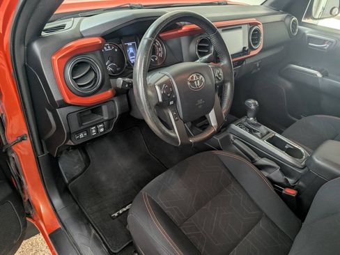 Used 2017 Toyota Tacoma TRD Sport AWD/4WD image 8