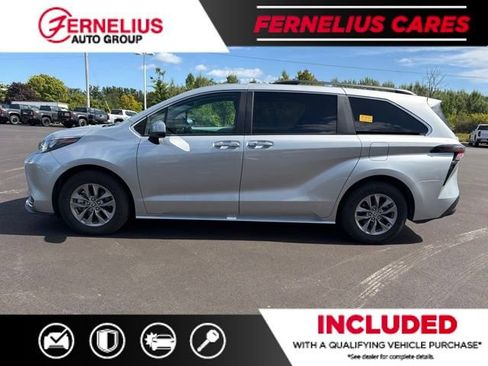 Used 2025 Toyota Sienna XLE FWD image 4