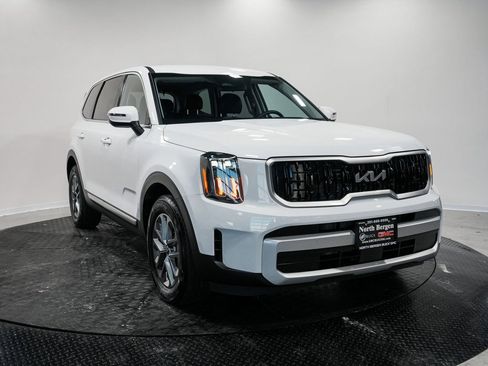 Used 2024 Kia Telluride LX image 3
