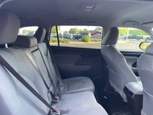 Used 2021 Toyota Highlander LE FWD image 8