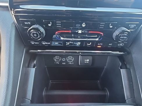 Used 2024 Jeep Grand Cherokee Limited w/ Black Appearance Package image 21