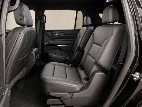 Used 2025 Chevrolet Traverse LT FWD image 11