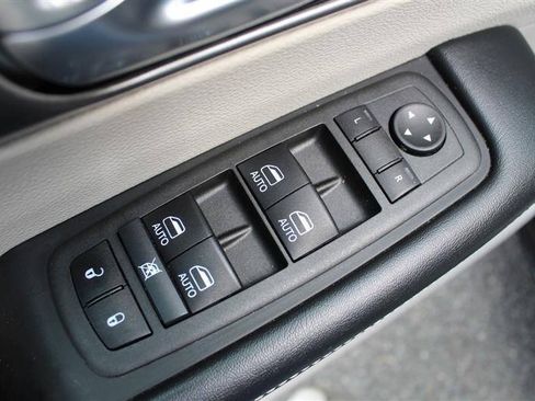 Used 2022 Chrysler Pacifica Touring-L w/ Uconnect Theater Family Group AWD/4WD image 12
