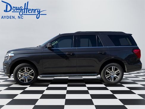 Used 2022 Ford Expedition XLT image 2