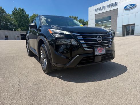 Used 2024 Nissan Rogue S AWD/4WD image 3