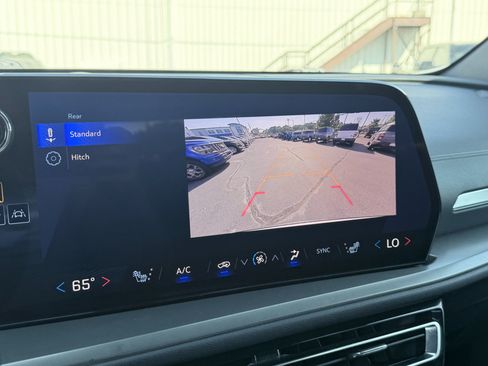 Used 2025 Chevrolet Traverse LT FWD image 17