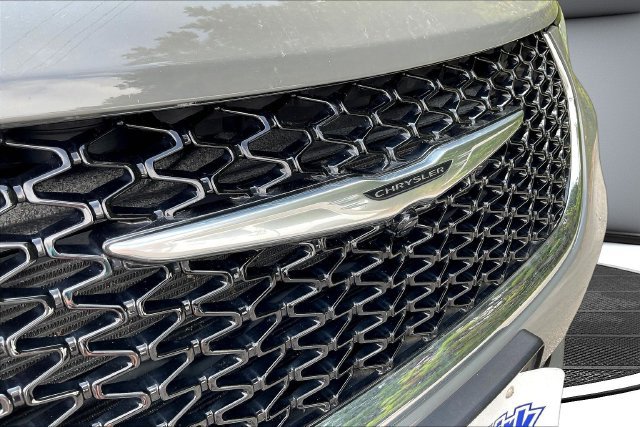 Used 2025 Chrysler Pacifica Select FWD image 35