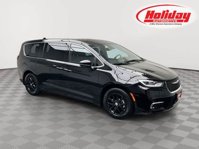Used 2025 Chrysler Pacifica Select