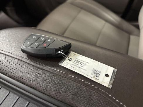 Used 2021 GMC Yukon SLT w/ SLT Premium Package image 4