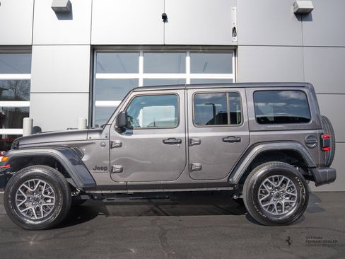 Used 2025 Jeep Wrangler Sahara image 4