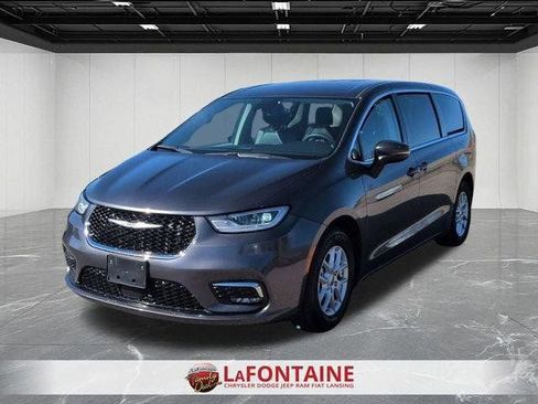 Used 2023 Chrysler Pacifica Touring-L FWD image 1