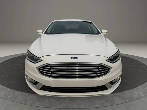 Used 2017 Ford Fusion SE w/ Fusion SE Technology Package FWD image 2