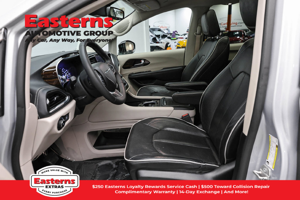 Used 2023 Chrysler Pacifica Limited FWD image 15