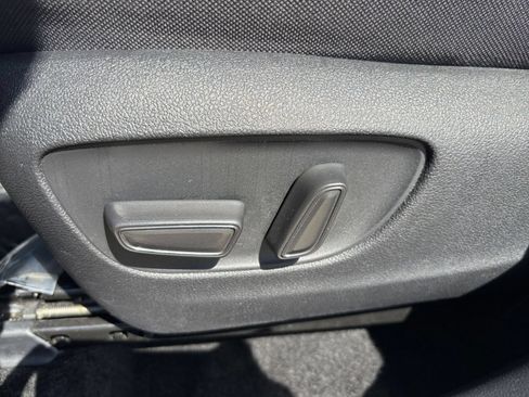 Used 2025 Toyota Highlander LE FWD image 22