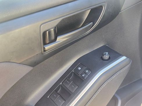 Used 2021 Toyota Highlander L FWD image 11