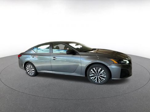 Used 2025 Nissan Altima 2.5 SV FWD image 2