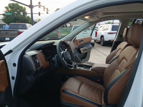 Used 2025 Nissan Pathfinder Platinum FWD image 9