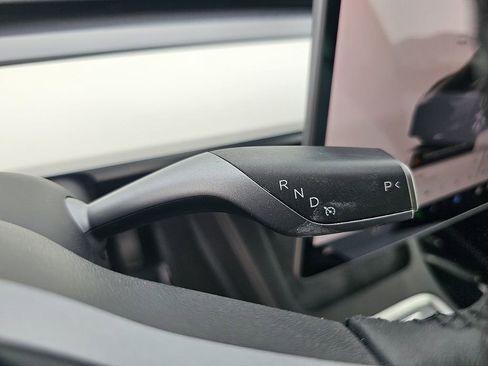 Used 2022 Tesla Model Y Long Range image 30