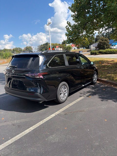 Used 2026 Toyota Sienna XLE FWD image 3