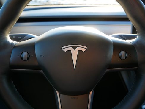 Used 2021 Tesla Model Y Long Range image 25