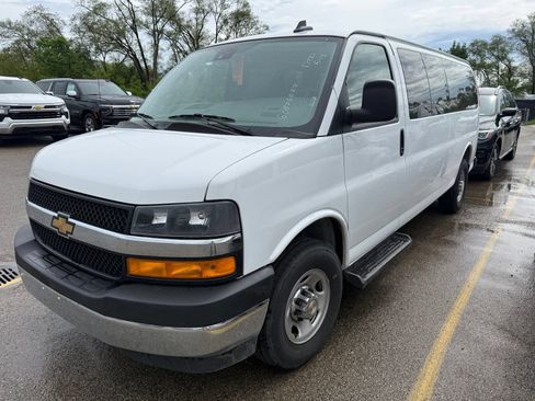 Used 2025 Chevrolet Express 3500 LT w/ LT Preferred Equipment Group RWD image 5