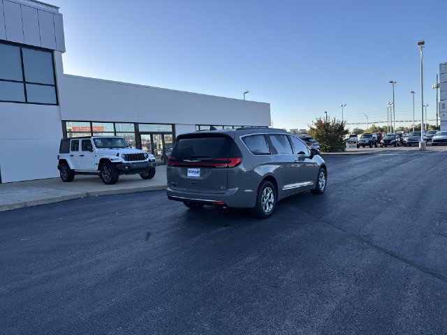 Used 2023 Chrysler Pacifica Limited w/ Uconnect Theater Family Group AWD/4WD image 5