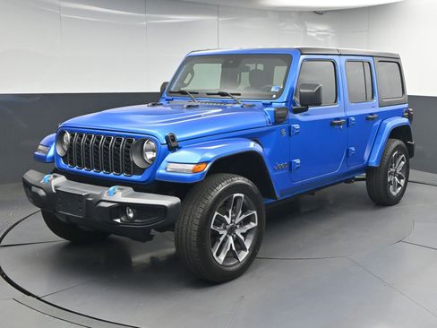 Used 2024 Jeep Wrangler Unlimited w/ Convenience Group AWD/4WD image 3