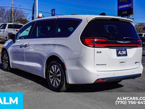 Used 2024 Chrysler Pacifica Select image 7