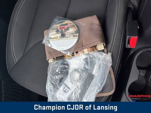 Used 2016 Jeep Wrangler Unlimited Rubicon w/ Connectivity Group image 34