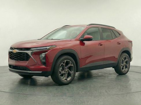 Used 2025 Chevrolet Trax LT image 3